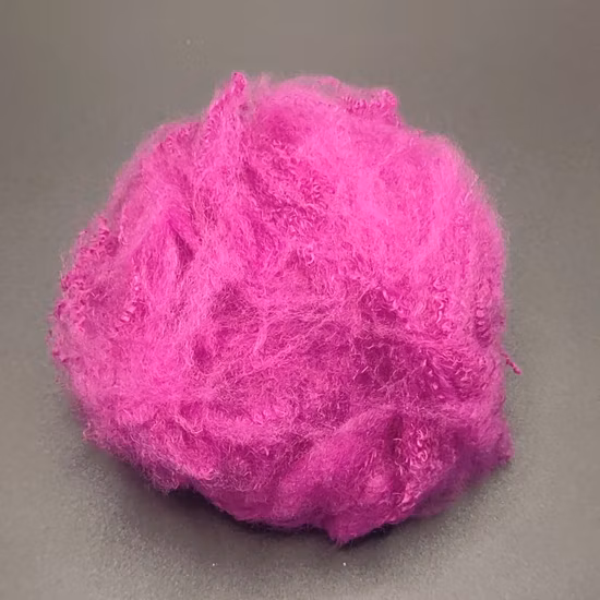 自動車内装用の強靱な化学合成難燃性再生ポリエステル短繊維